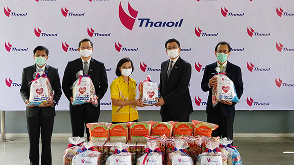 thai oilนฤมิต ส่งมอบถุงกำลังใจให้ประชาชนที่เดือดร้อนจากวิกฤต COVID 19