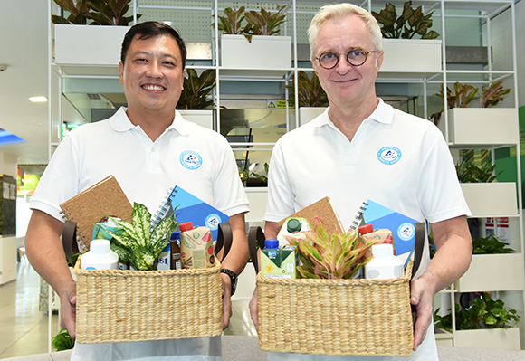fsc Patinya Silsupadol Sustainability Director and Bert Jan Post Managing Director of Tetra Pak Thailand Limited with FSC certified products from Tetra Pakjpg